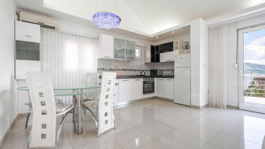 Spacious home with sea view in Krašići