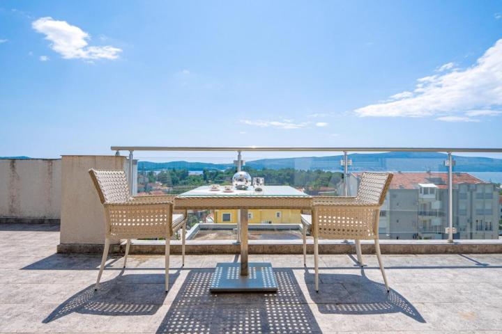Penthouse with Pool and Sea View