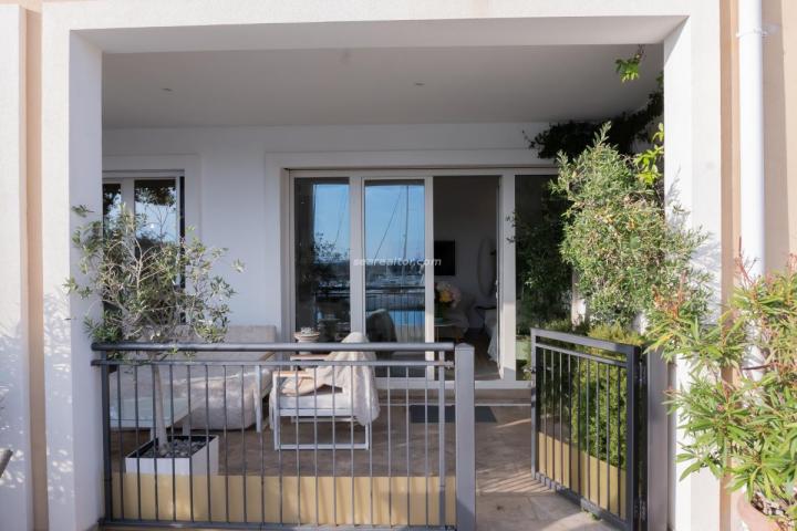 Luxurious apartment in Luštica Bay with pool and sea view