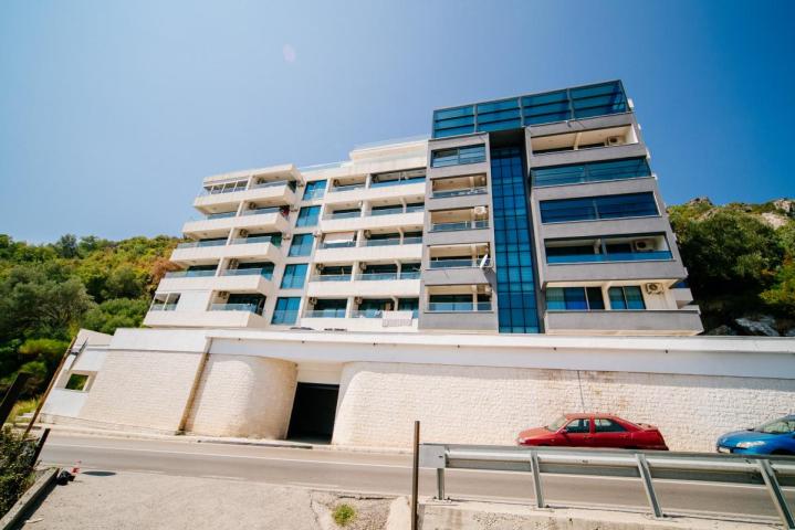 Beautiful 3-Bedroom Apartment for Sale, 130 m2 + 104 m2 Terrace, Bečići, Sea View, Parking