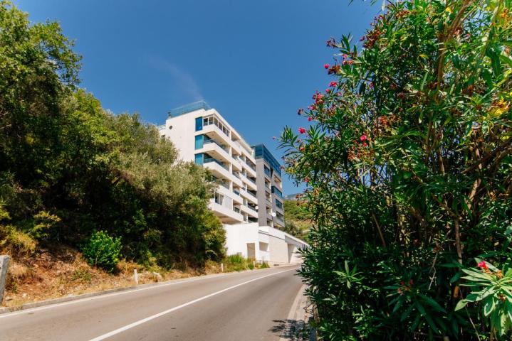 Beautiful 3-Bedroom Apartment for Sale, 130 m2 + 104 m2 Terrace, Bečići, Sea View, Parking