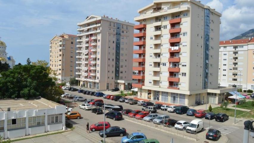 Three bedroom apartment in downtown Bar for sale, a few minutes away from the city beach. 
