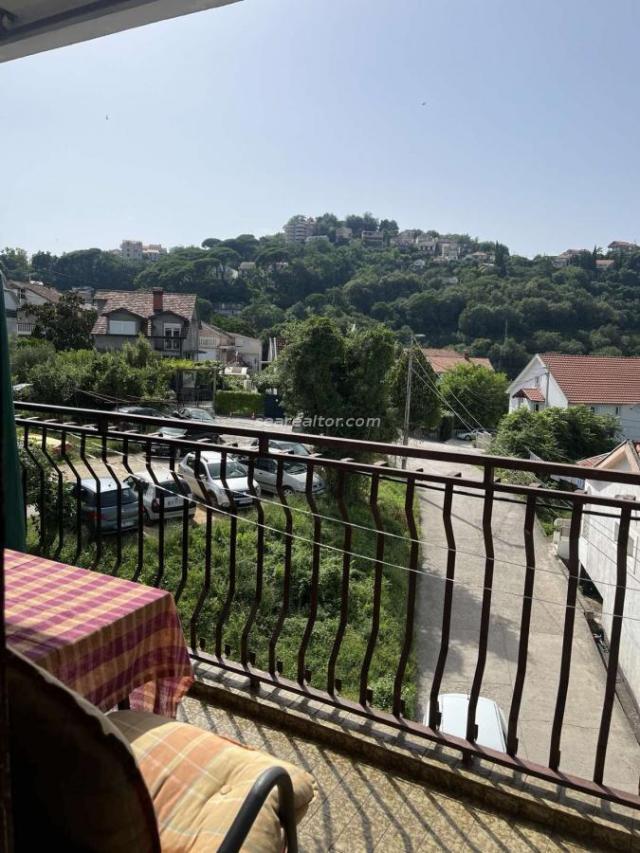 Two-bedroom apartment with 4 terraces in a quiet part of the city - Herceg Novi