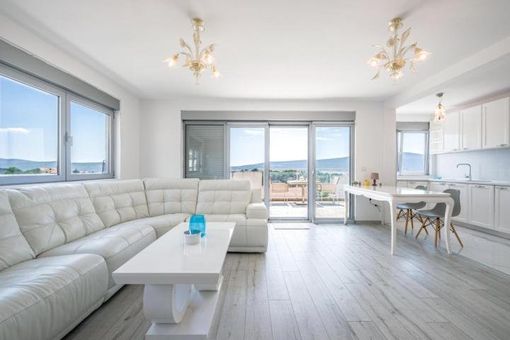 Penthouse with Pool and Sea View