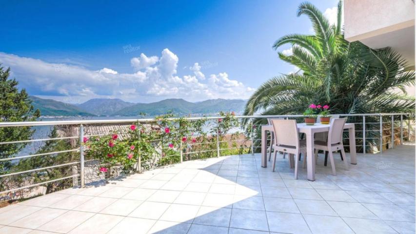 Spacious home with sea view in Krašići