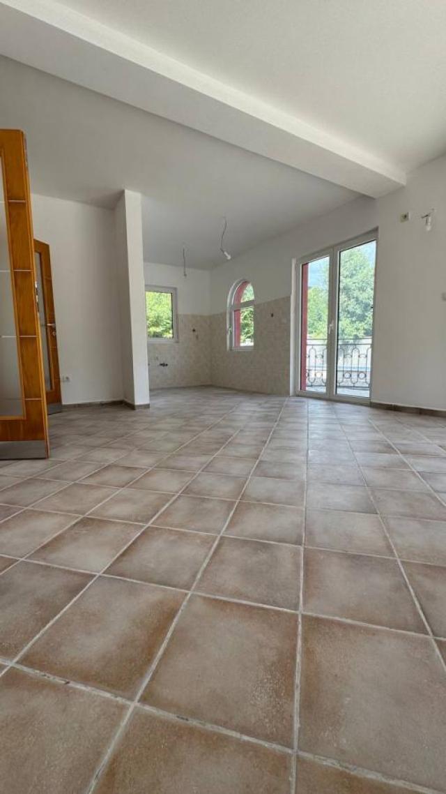 Apartment 79 m2 in Lastva Grbaljska with Terrace, Parking and Pool