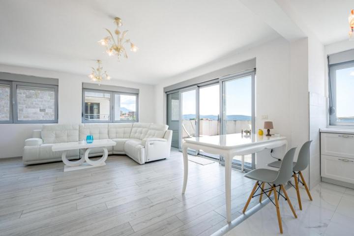 Penthouse with Pool and Sea View