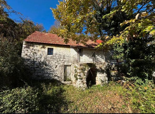 House and Land for Sale, Cetinje, Bajice, 63 m2 House + 491 m2 Additional Plot