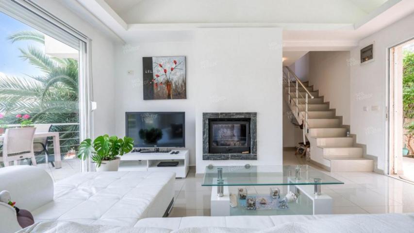 Spacious home with sea view in Krašići