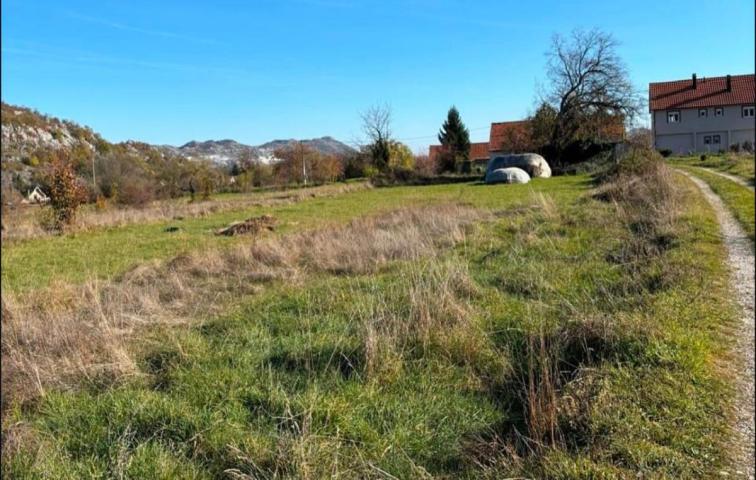 House and Land for Sale, Cetinje, Bajice, 63 m2 House + 491 m2 Additional Plot