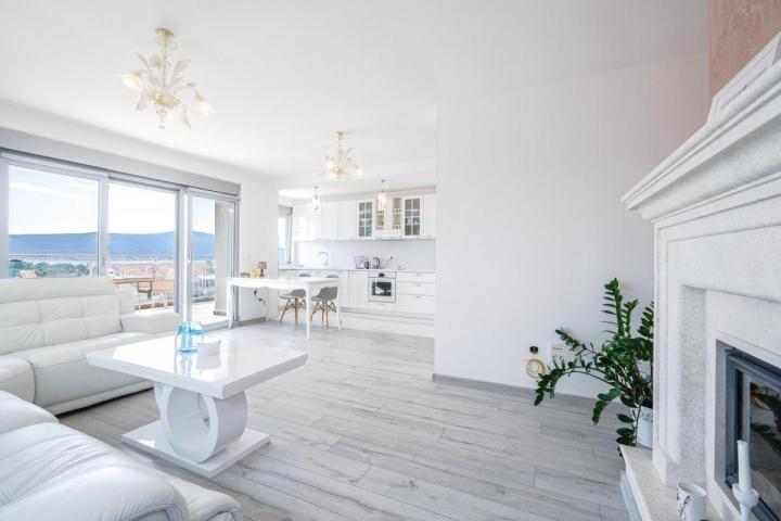 Penthouse with Pool and Sea View
