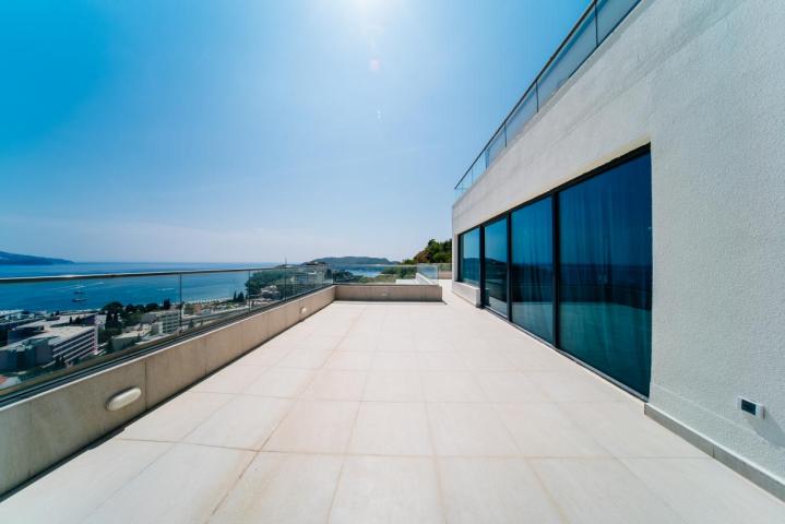 Beautiful 3-Bedroom Apartment for Sale, 130 m2 + 104 m2 Terrace, Bečići, Sea View, Parking