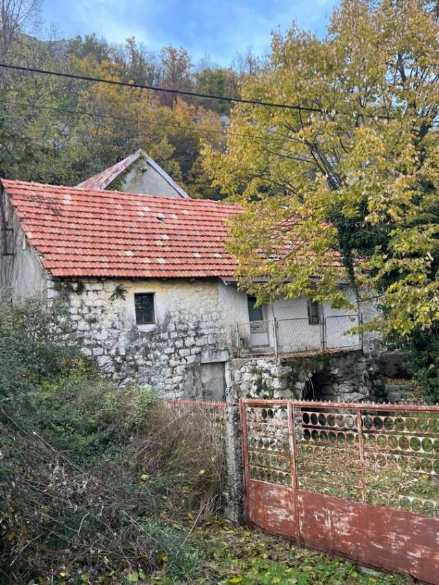 House and Land for Sale, Cetinje, Bajice, 63 m2 House + 491 m2 Additional Plot
