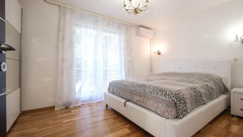 Spacious home with sea view in Krašići
