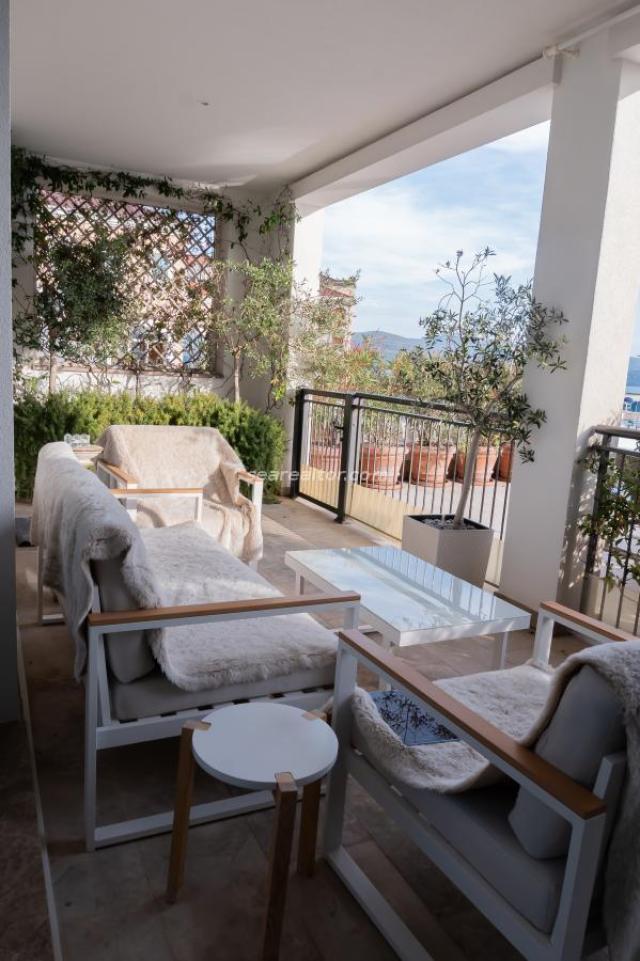 Luxurious apartment in Luštica Bay with pool and sea view