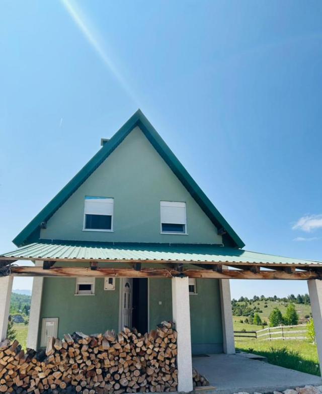 House for Sale in Žabljak – Great Location, Ideal for Living or Tourism!