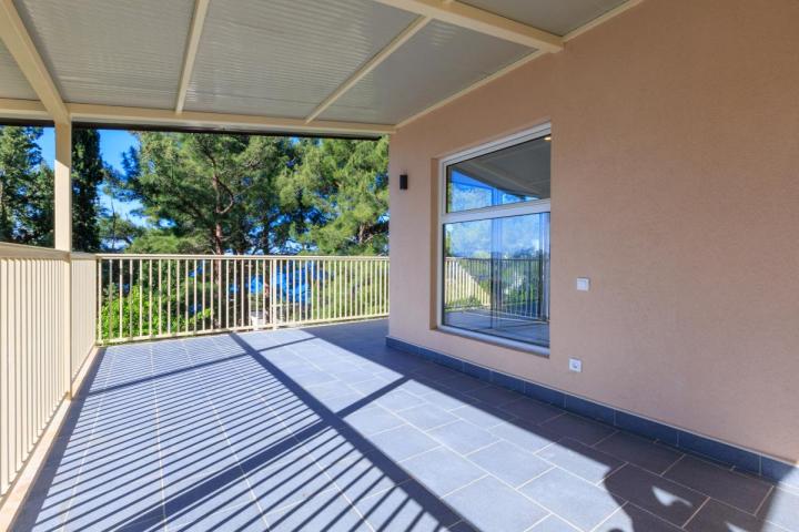 Villa with Sea View, Separate Guest House and Garage in Šušanj, Bar