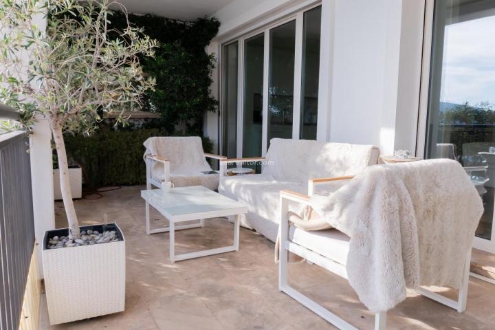 Luxurious apartment in Luštica Bay with pool and sea view