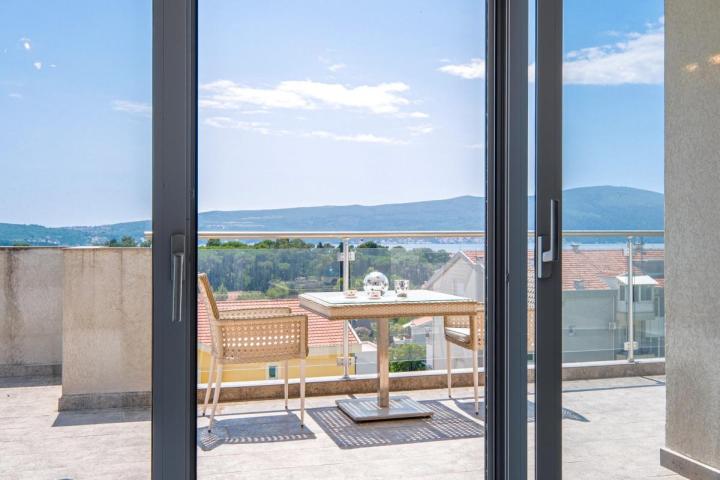 Penthouse with Pool and Sea View