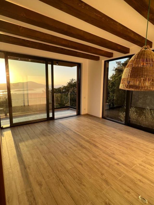 Spacious Villa in Kavac with Rooftop Pool
