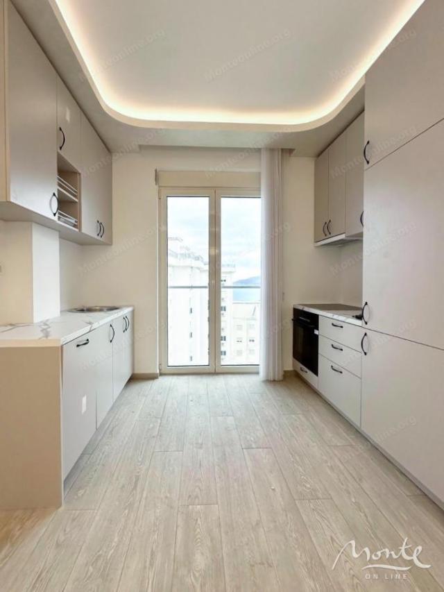 Luksuzni dvosobni apartman s pogledom na more u Bečićima