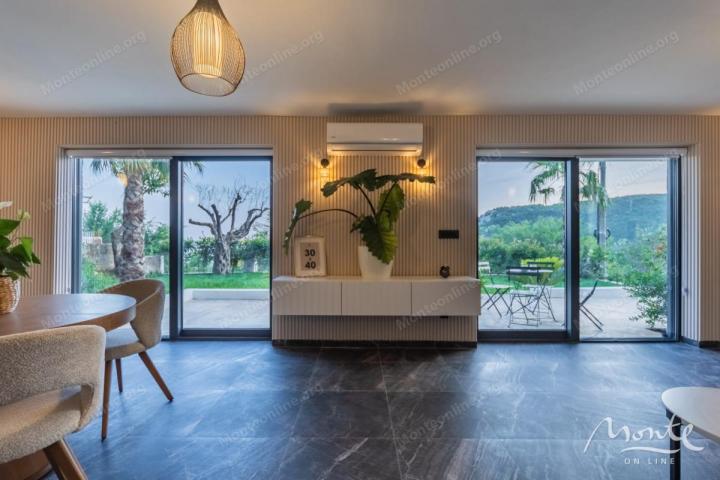 Villa La Costa u mirnom selu Markovići sa bazenom, tropskim palmama i elegantnim dizajnom