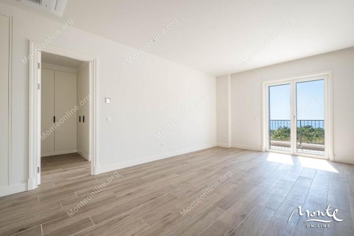 Elegantni dvosobni stan s pogledom na more u Luštica Bay Centrale