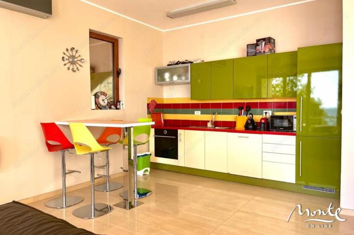 Moderna vila na prvoj liniji sa bazenom i panoramskim pogledom na more u Utehi