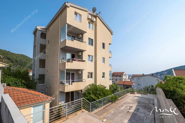 Komforan dvosoban stan s pogledom na more u naselju Lazi, Budva