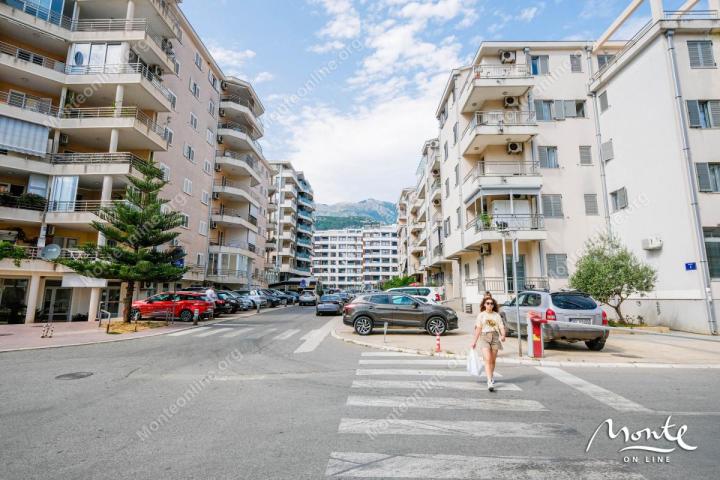 Jednosoban stan — sa prostranom terasom i svježom renovacijom, Budva