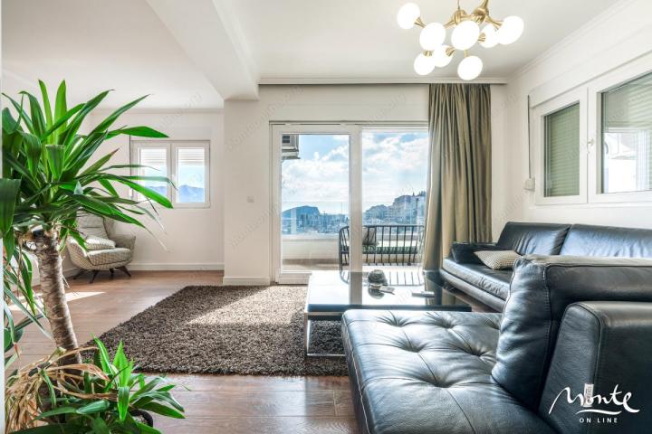 Ekskluzivan trosoban penthouse sa panoramskom terasom u Budvi