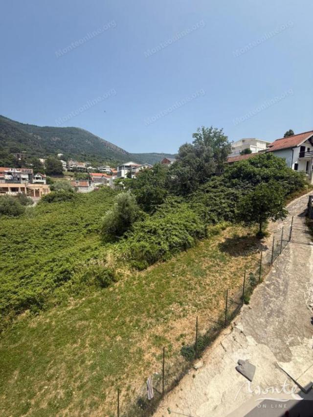 Placevi u Tivtu (područje Mrčevca) sa panoramskim pogledom na zaliv i planine