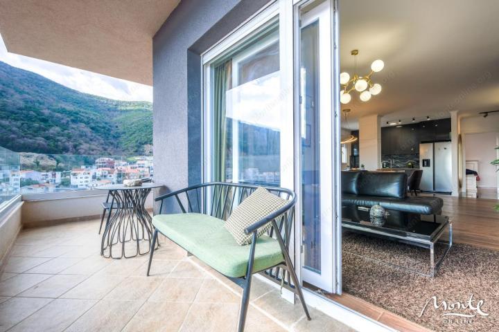 Ekskluzivan trosoban penthouse sa panoramskom terasom u Budvi
