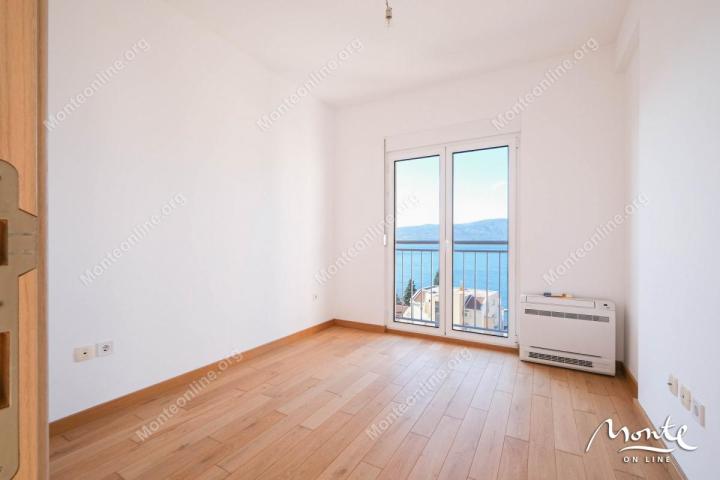 Prostran penthouse sa 2 spavaće sobe u Tivtu sa nevjerovatnim pogledom na more