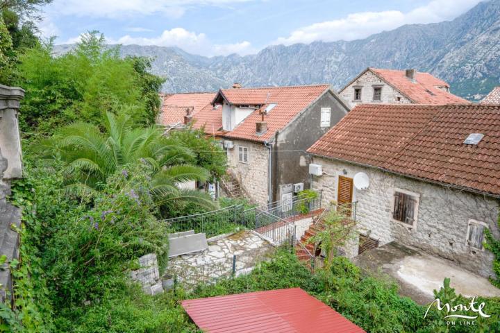 Gradska kuća u podnožju crkve Djevice Marije u Prčnju na 1. liniji od mora