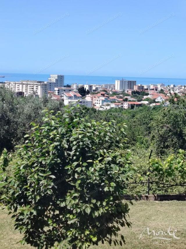 Trospratna kuća sa dva odvojena stana u Baru