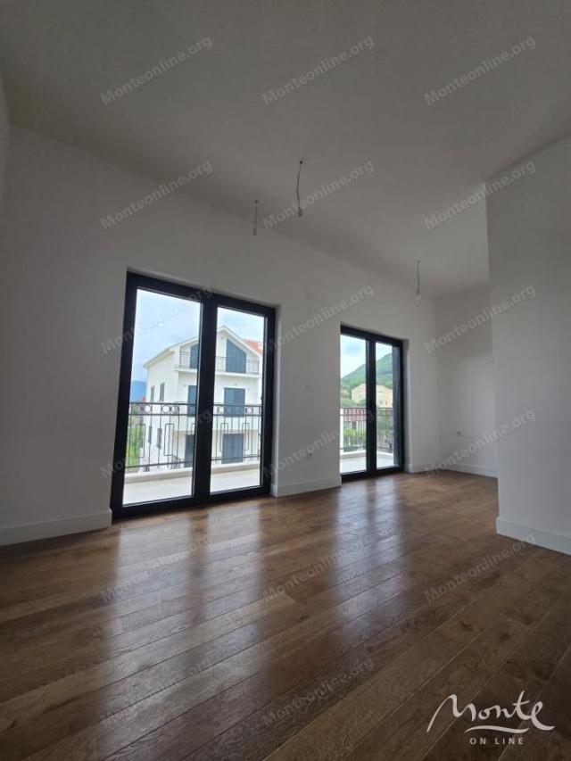 Stan sa 2 spavaće sobe u novom kompleksu u izgradnji u Tivtu