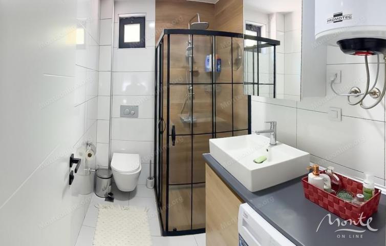 Porodični apartman sa dvije spavaće sobe, terasom i bazenom — Tivat, Kava