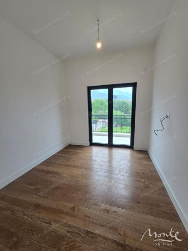 Stan sa 2 spavaće sobe u novom kompleksu u izgradnji u Tivtu