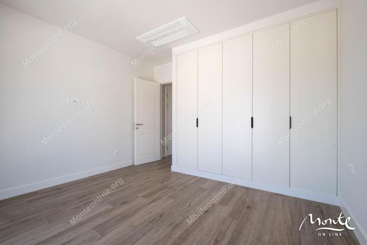 Elegantni dvosobni stan s pogledom na more u Luštica Bay Centrale