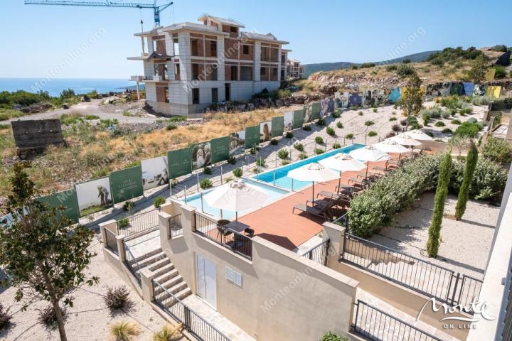 Elegantni dvosobni stan s pogledom na more u Luštica Bay Centrale