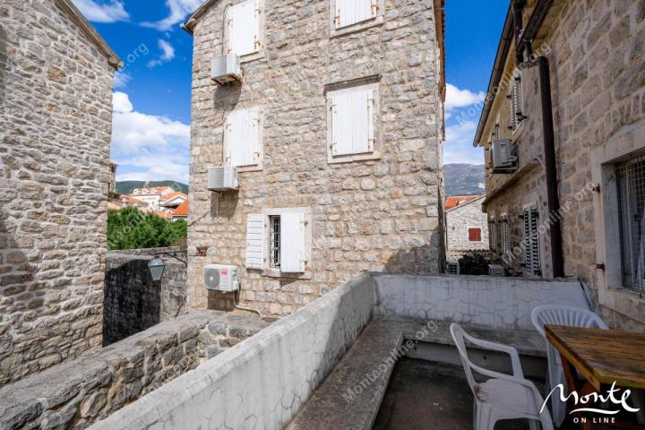 Jedinstvena gradska kuća na 3 sprata u Starom gradu Budve sa baštom