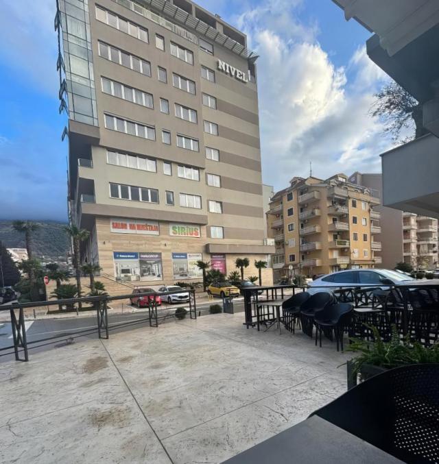 Ugodan dvosoban stan uz more u živopisnom naselju Rožino, Budva