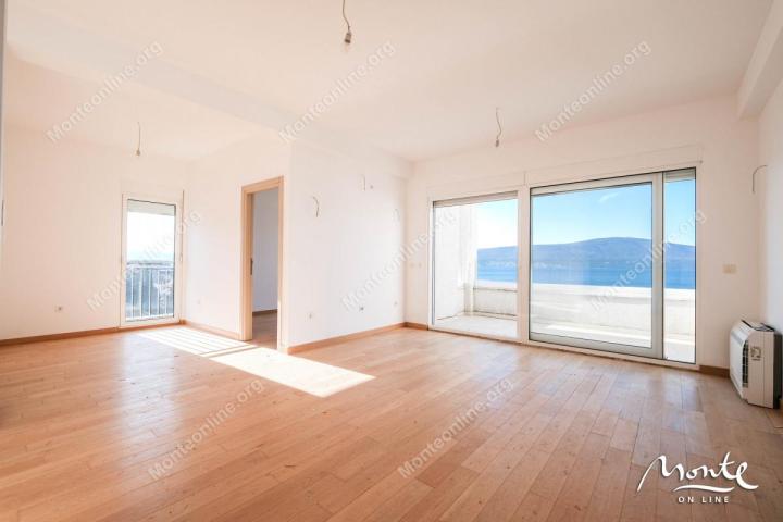 Prostran penthouse sa 2 spavaće sobe u Tivtu sa nevjerovatnim pogledom na more