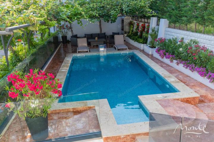 Villa La Costa u mirnom selu Markovići sa bazenom, tropskim palmama i elegantnim dizajnom