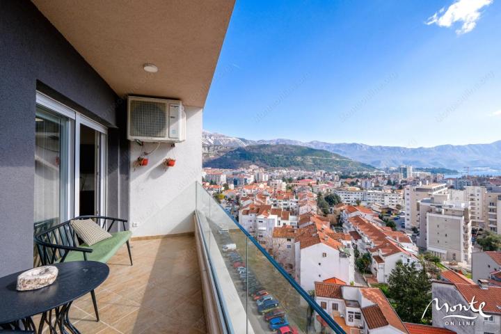 Ekskluzivan trosoban penthouse sa panoramskom terasom u Budvi