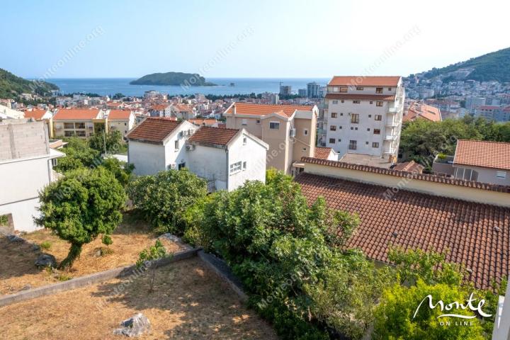 Komforan dvosoban stan s pogledom na more u naselju Lazi, Budva