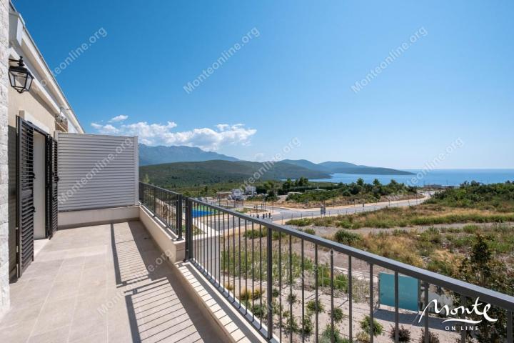 Elegantni dvosobni stan s pogledom na more u Luštica Bay Centrale