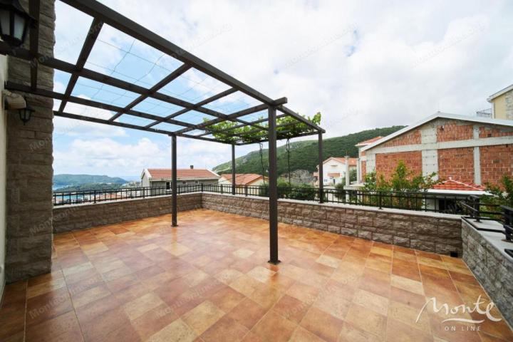 Udobna četverospratna vila u Bečićima sa bazenom i panoramskim pogledom