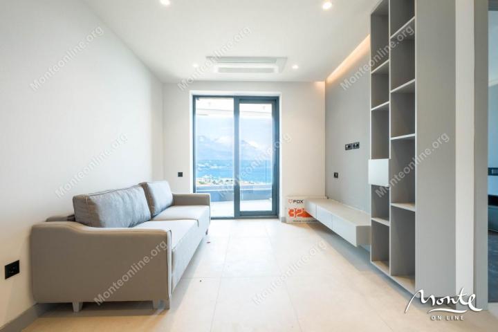 Apartman u premium kompleksu sa panoramskim pogledom na more u Bečićima